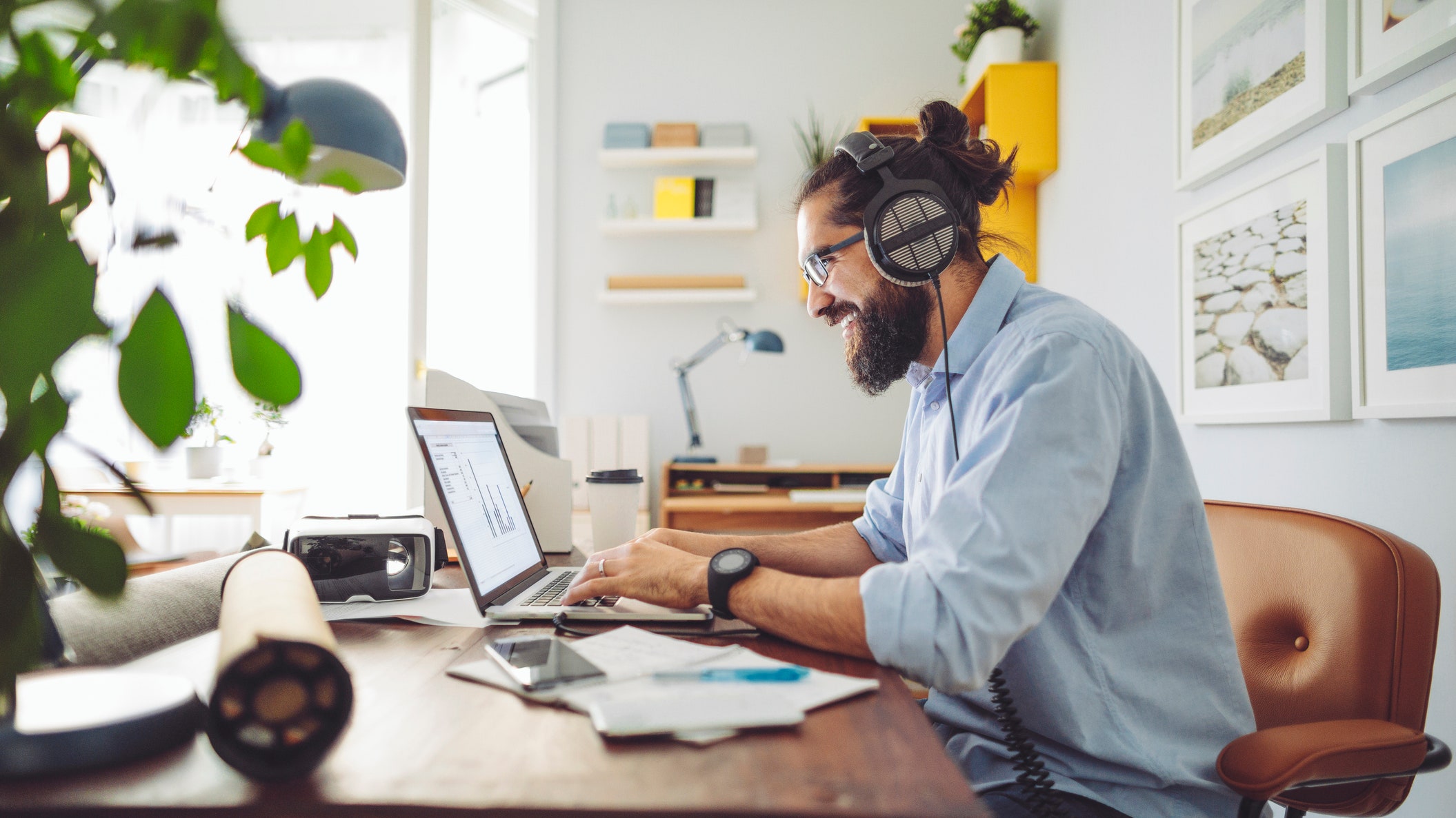 Persona trabajando desde su casa