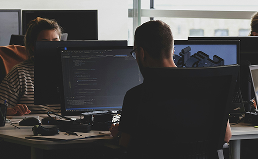 Técnicos trabajando en computadoras